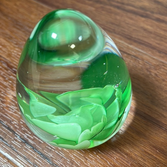 Hand Blown Glass Egg Shaped Paper Weight Green Flower - Picture 11 of 17